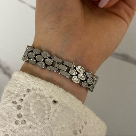 Retro Y2K Silver and White Crystal accents Vintage Quartz Watch Stainless steel - Picture 2 of 4